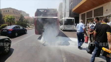 "BakuBus"avtobusunda yanğın oldu, sərnişinlər təxliyə edildi - FOTO