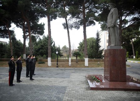 Kərim Vəliyev Ali Hərbi Məktəbin şəxsi heyəti ilə görüşüb