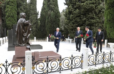 Azərbaycan mətbuatının nümayəndələri Fəxri xiyabanda ulu öndər Heydər Əliyevin məzarını ziyarət ediblər - FOTOLAR