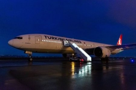 İstanbul-Tokio reysini həyata keçirən təyyarə Bakıya təcili eniş etdi - FOTO